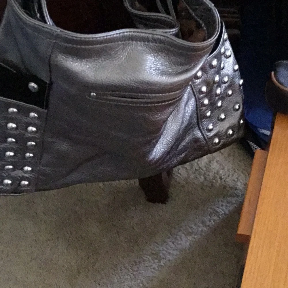 b.Makowsky Silver leather bag with pockets with silver studs